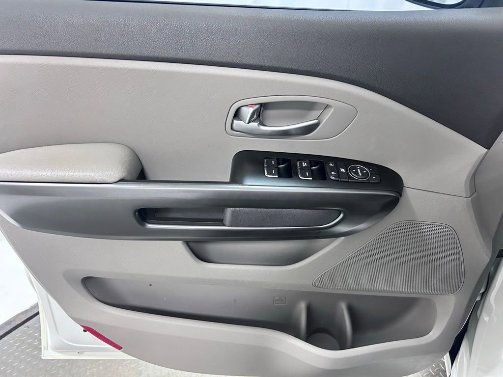 Used 2016 Kia Sedona L FWD image 4