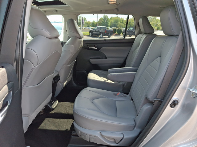 Used 2021 Toyota Highlander XLE AWD/4WD image 10