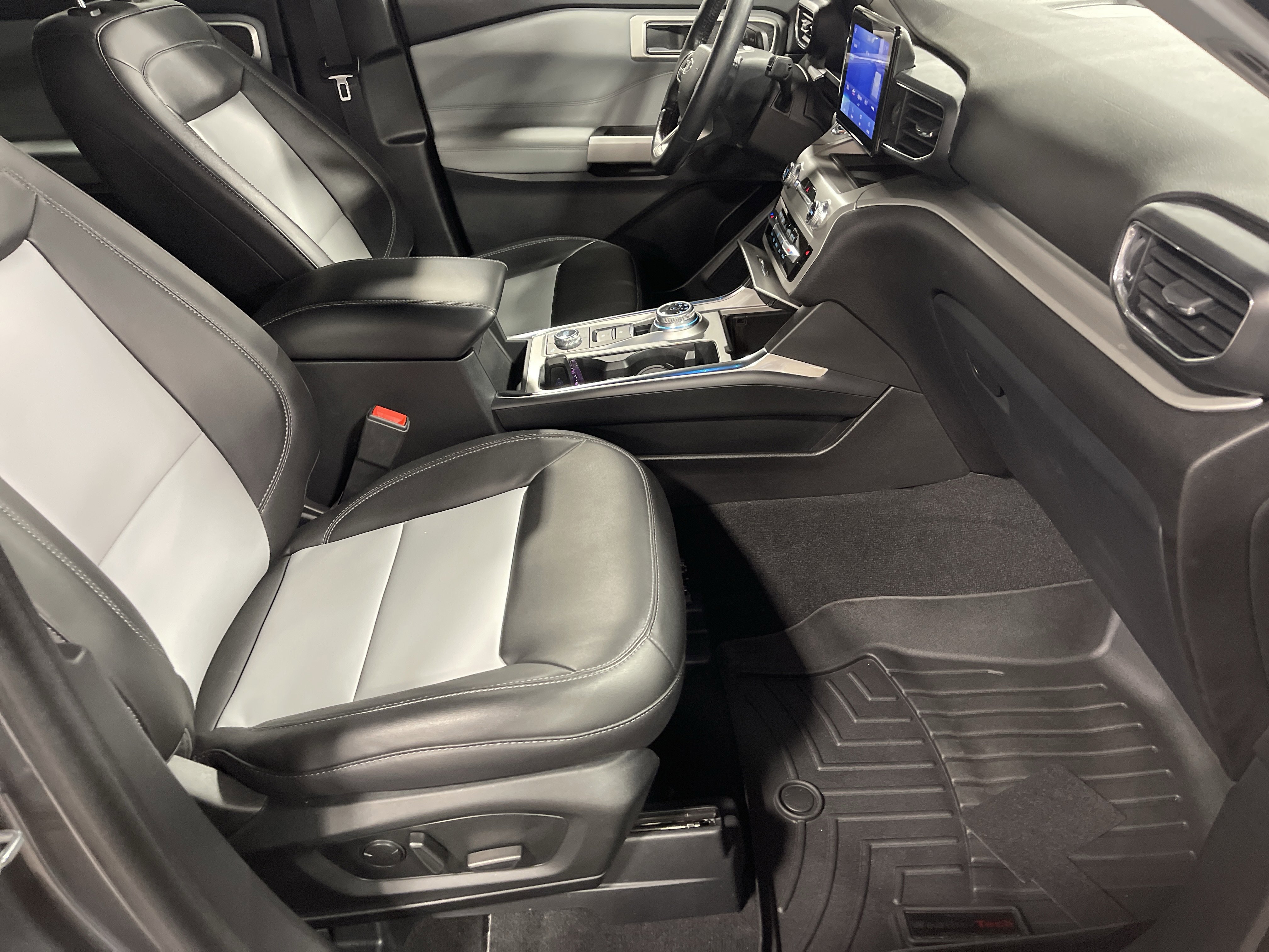 Used 2022 Ford Explorer XLT w/ Equipment Group 202A image 14