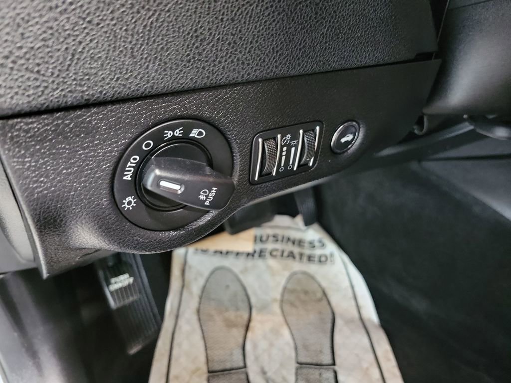 Used 2015 Dodge Charger SXT image 36