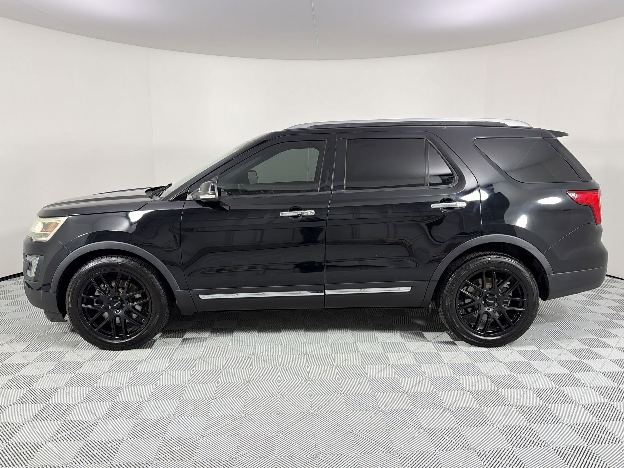 Used 2016 Ford Explorer Limited image 2