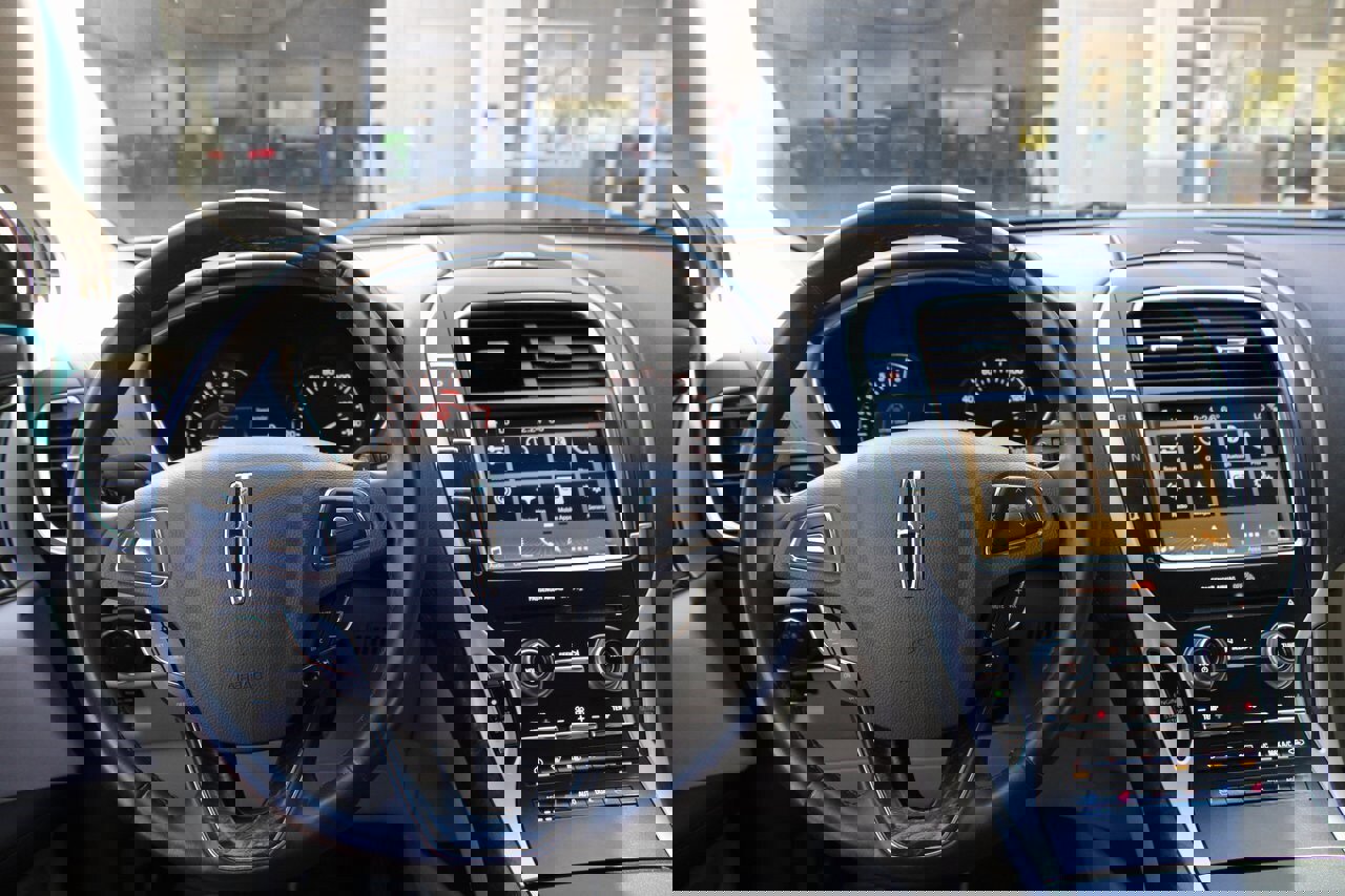 Used 2018 Lincoln MKX Reserve w/ Enhanced Security Package image 34