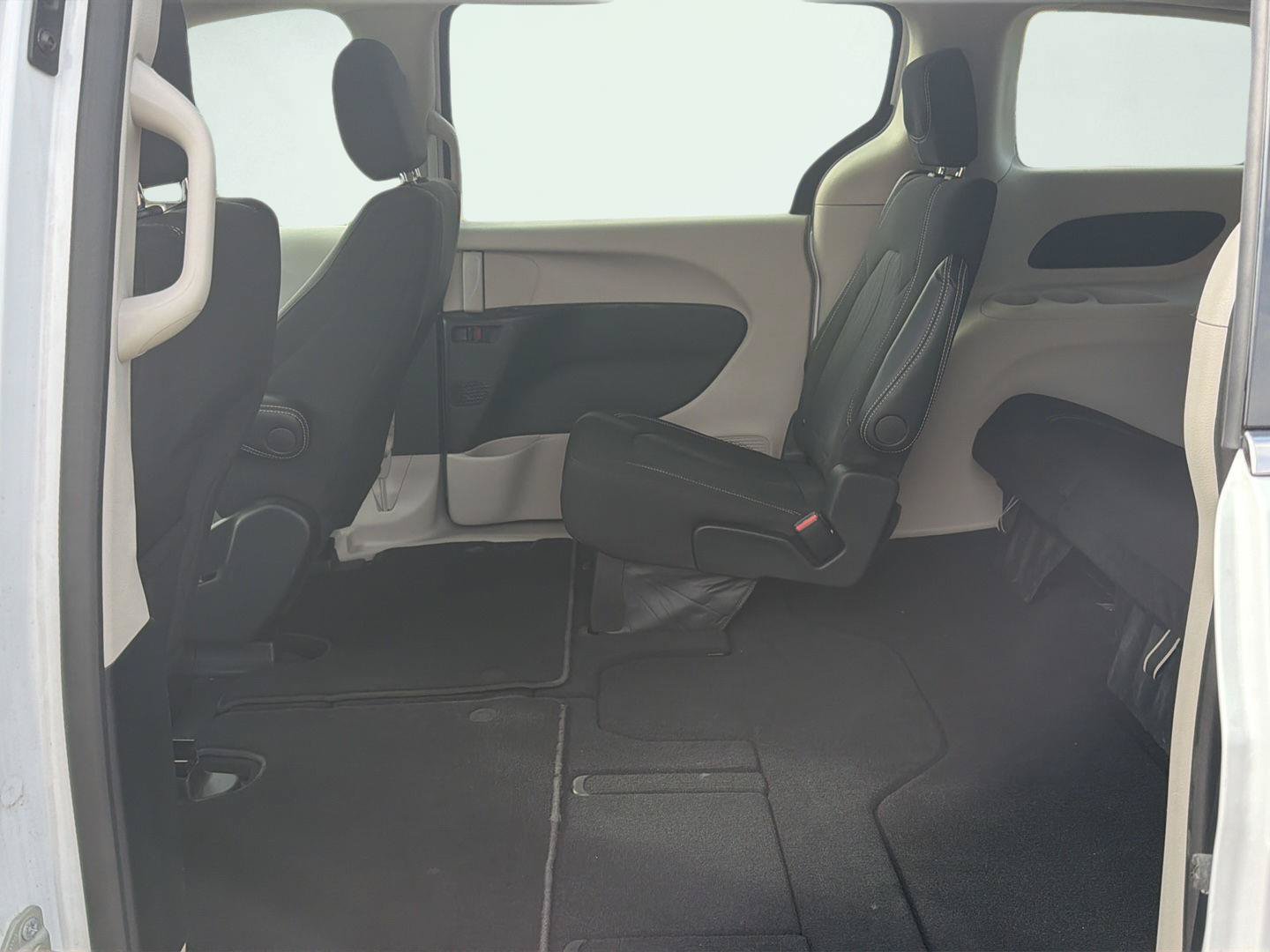Used 2024 Chrysler Voyager LX FWD image 27