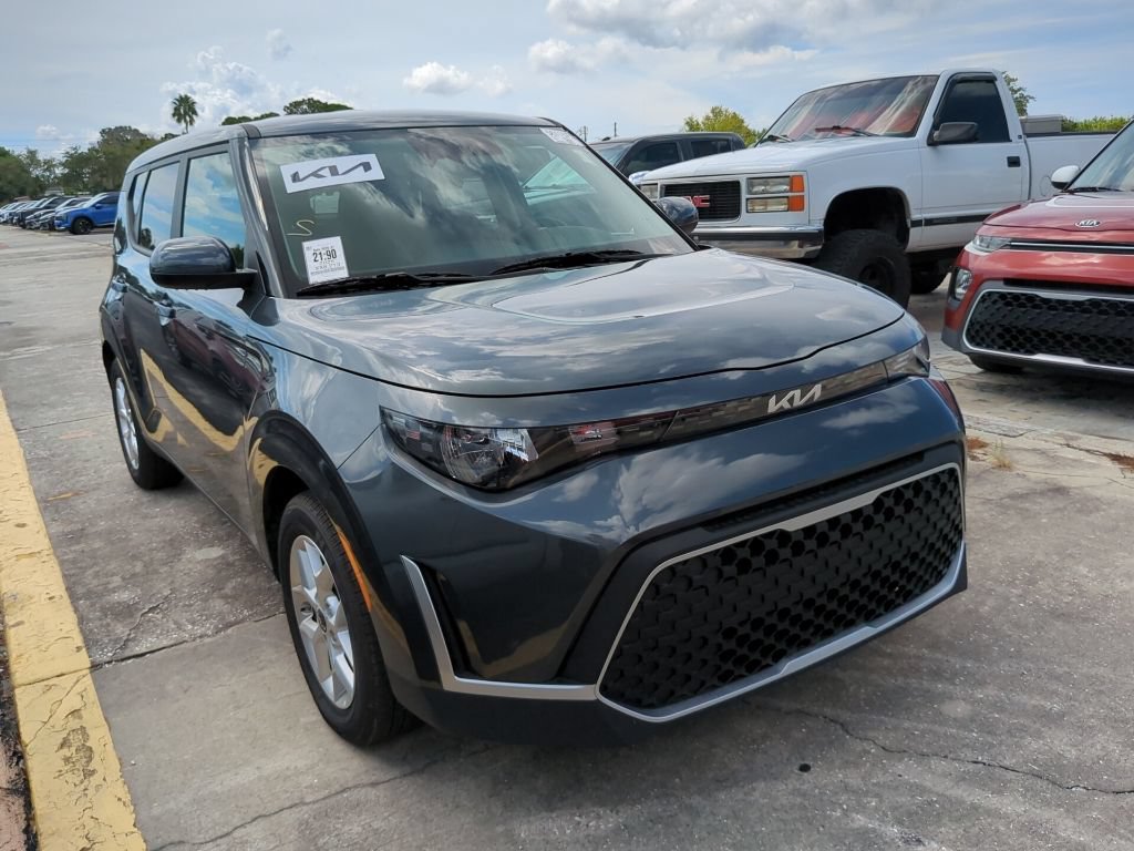 Certified 2025 Kia Soul LX w/ LX Technology Package FWD image 2