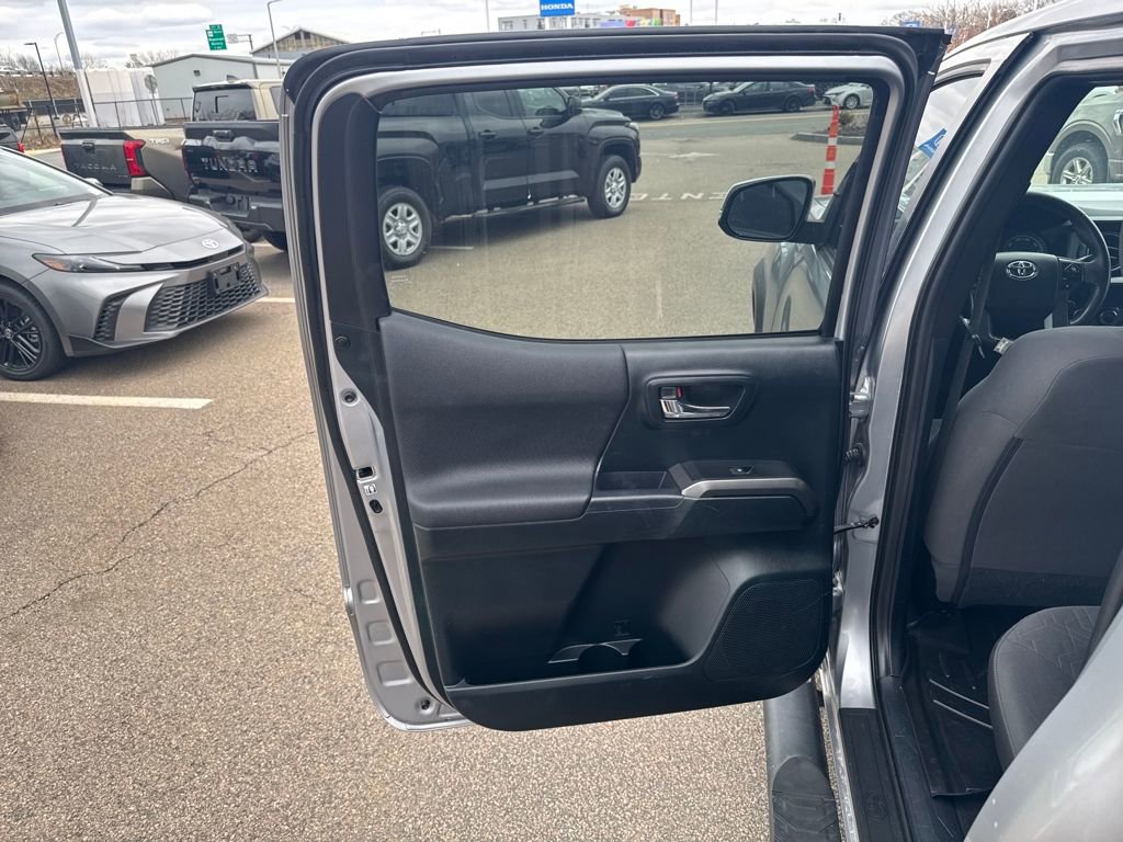 Used 2016 Toyota Tacoma TRD Off-Road w/ Towing Package image 39