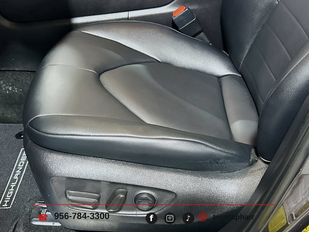 Used 2025 Toyota Highlander XLE FWD image 17