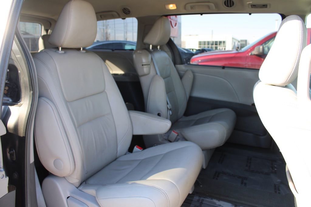 Used 2015 Toyota Sienna XLE image 23