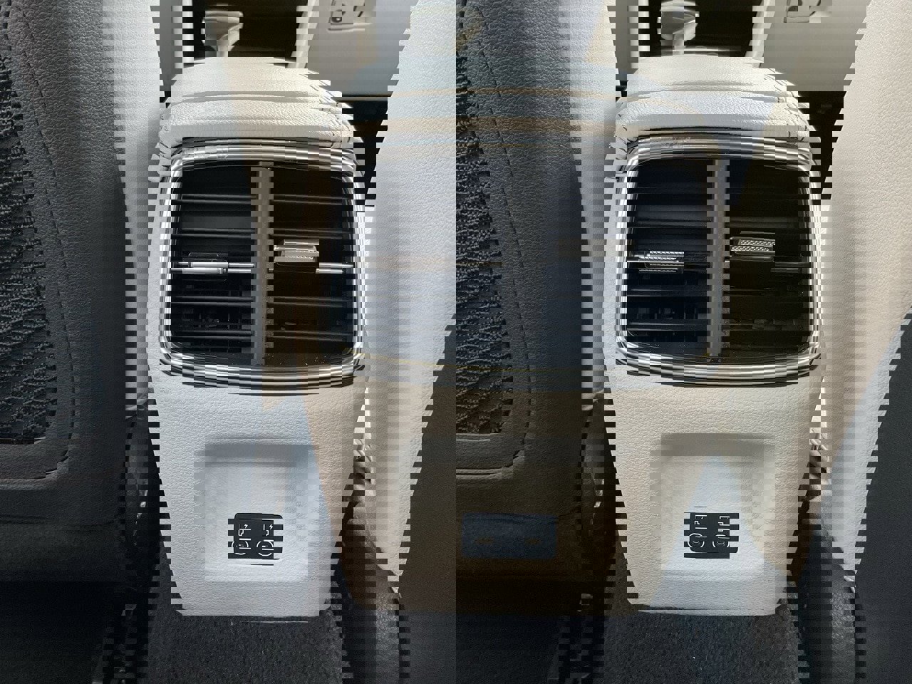 Used 2025 Genesis G70 2.5T image 18