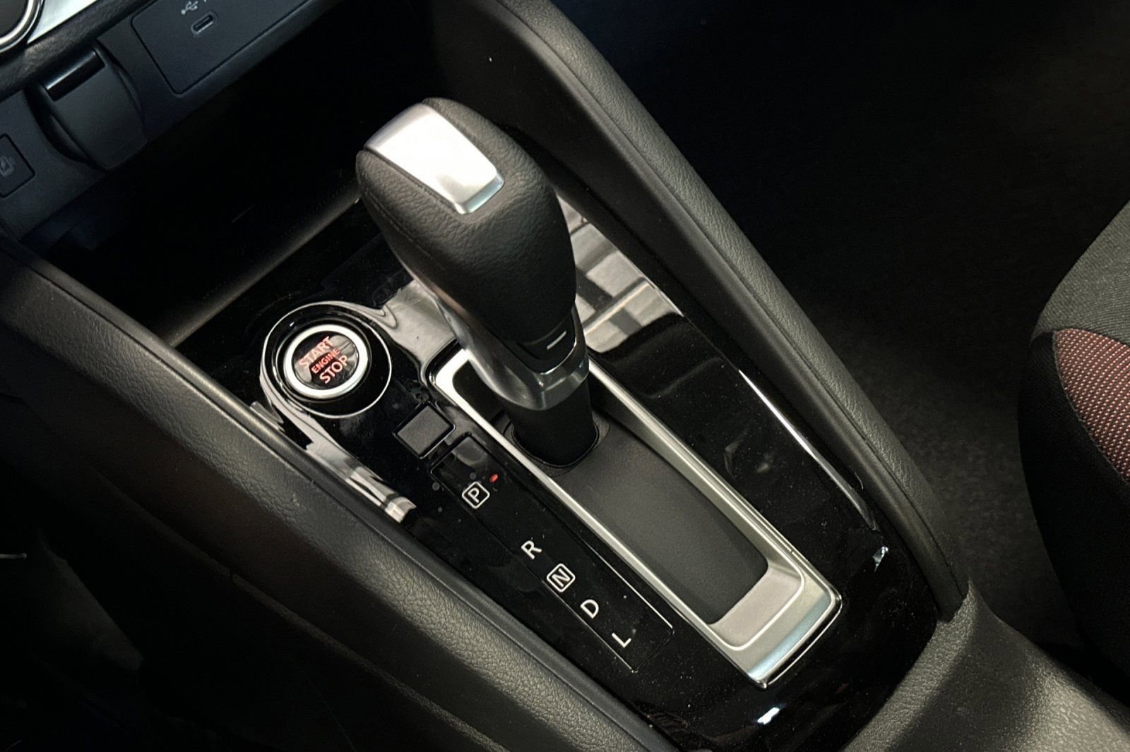 Used 2025 Nissan Versa SR w/ Trunk Package image 48