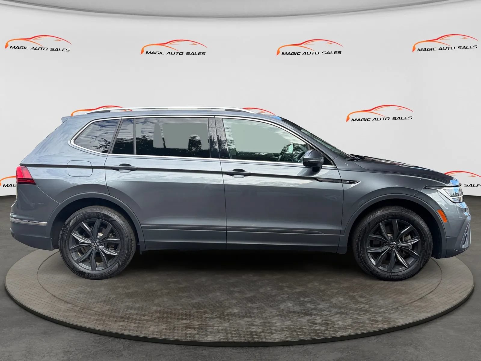 Used 2024 Volkswagen Tiguan SE w/ Panoramic Sunroof Package AWD/4WD image 6