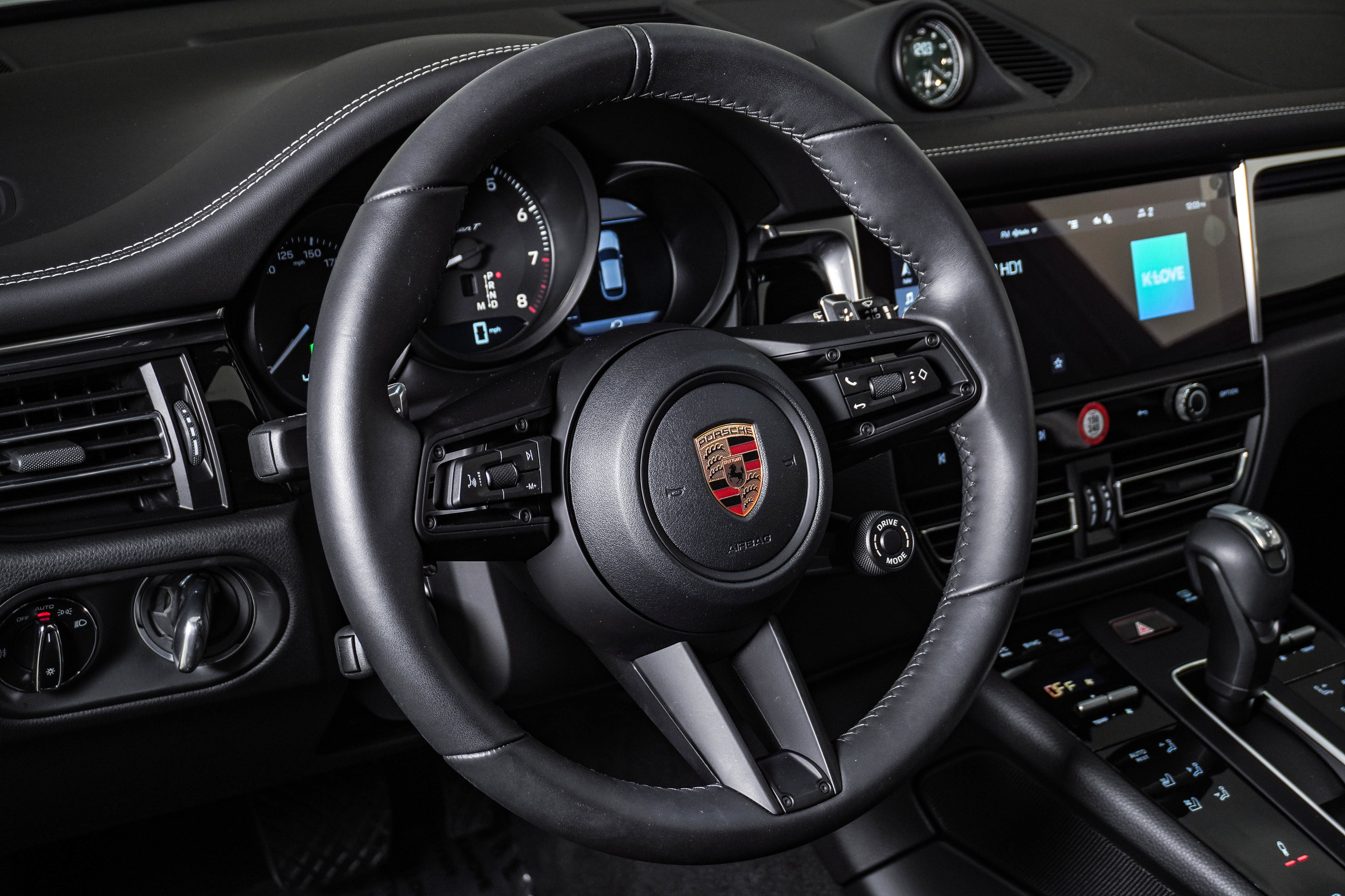 Certified 2026 Porsche Macan Turbo AWD/4WD image 18