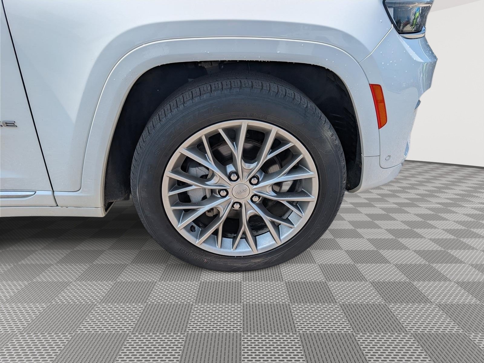 Used 2023 Jeep Grand Cherokee Summit w/ Adv Protech Group IV AWD/4WD image 9