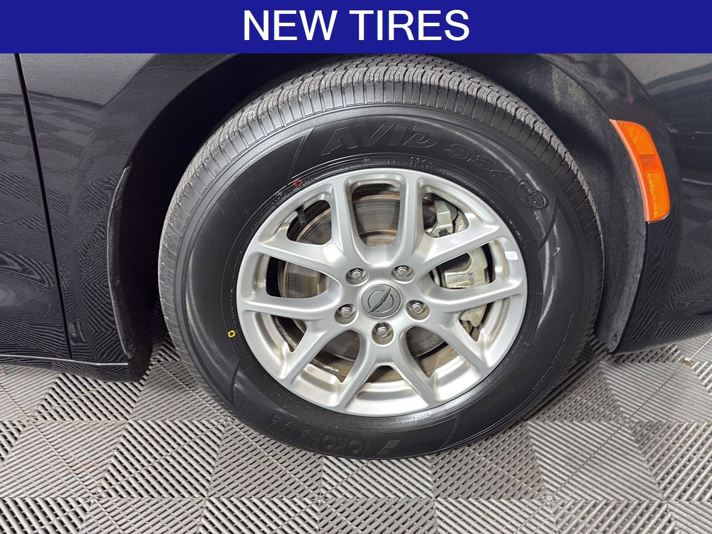 Used 2024 Chrysler Pacifica Touring-L image 11