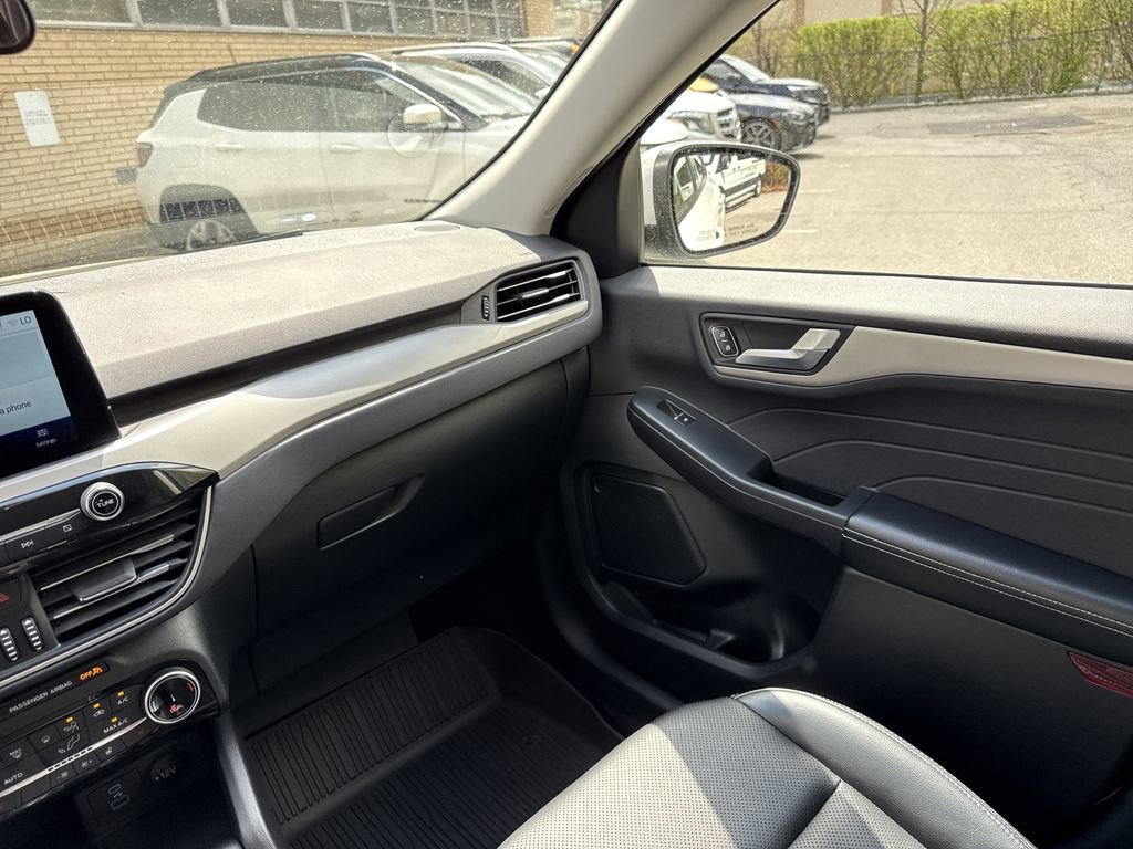Used 2022 Ford Escape SEL w/ Technology Package AWD/4WD image 16