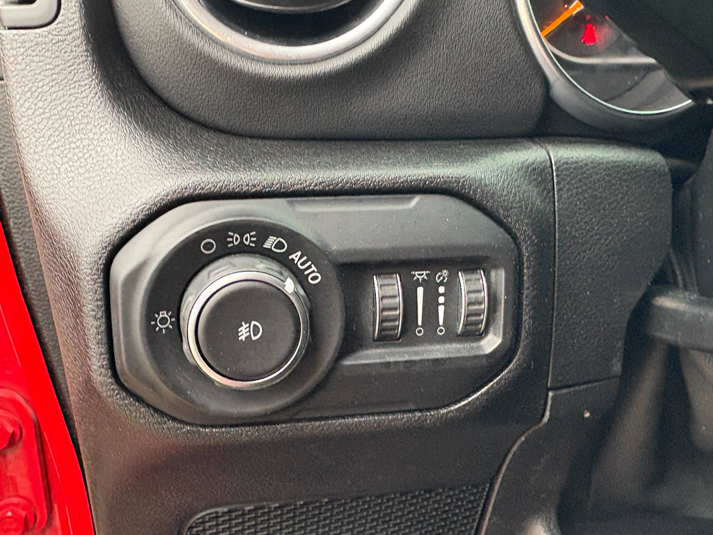 Used 2018 Jeep Wrangler Unlimited Sahara image 11