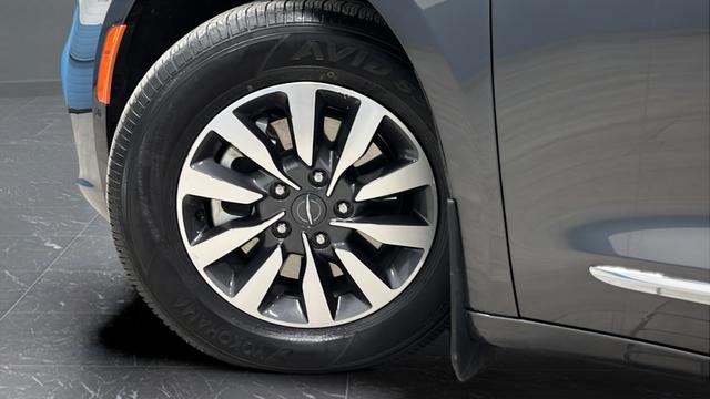 Used 2023 Chrysler Pacifica Limited w/ Uconnect Theater Family Group FWD image 30