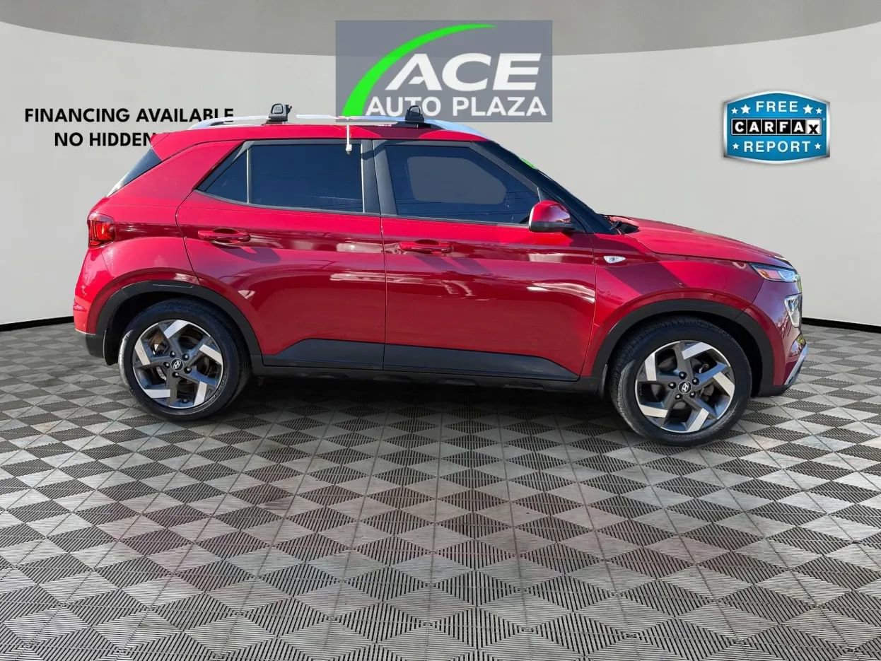 Used 2023 Hyundai Venue SEL FWD image 4