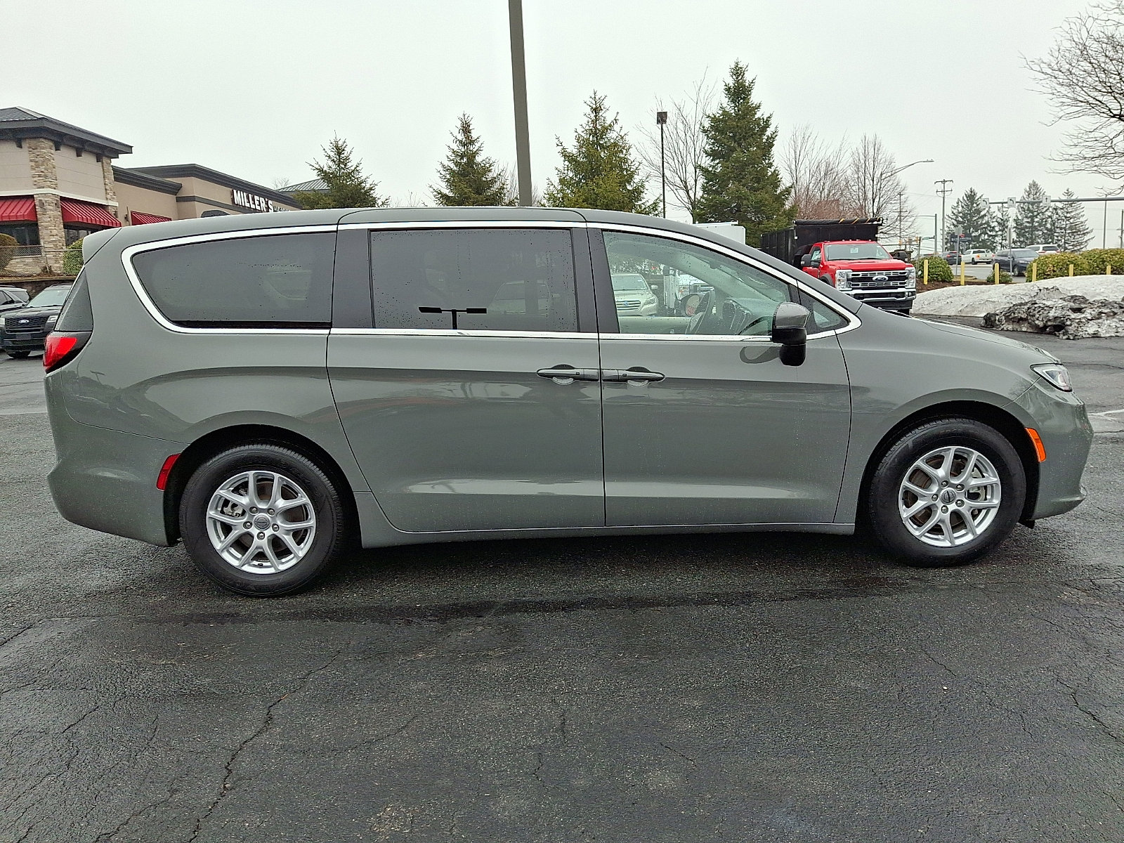 Used 2023 Chrysler Pacifica Touring-L image 7