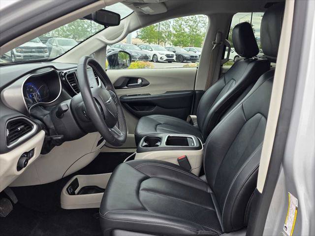 Used 2024 Chrysler Pacifica Touring-L FWD image 19