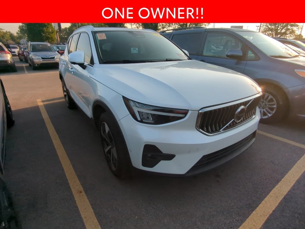 Used 2024 Volvo XC40 B5 Plus AWD/4WD image 3
