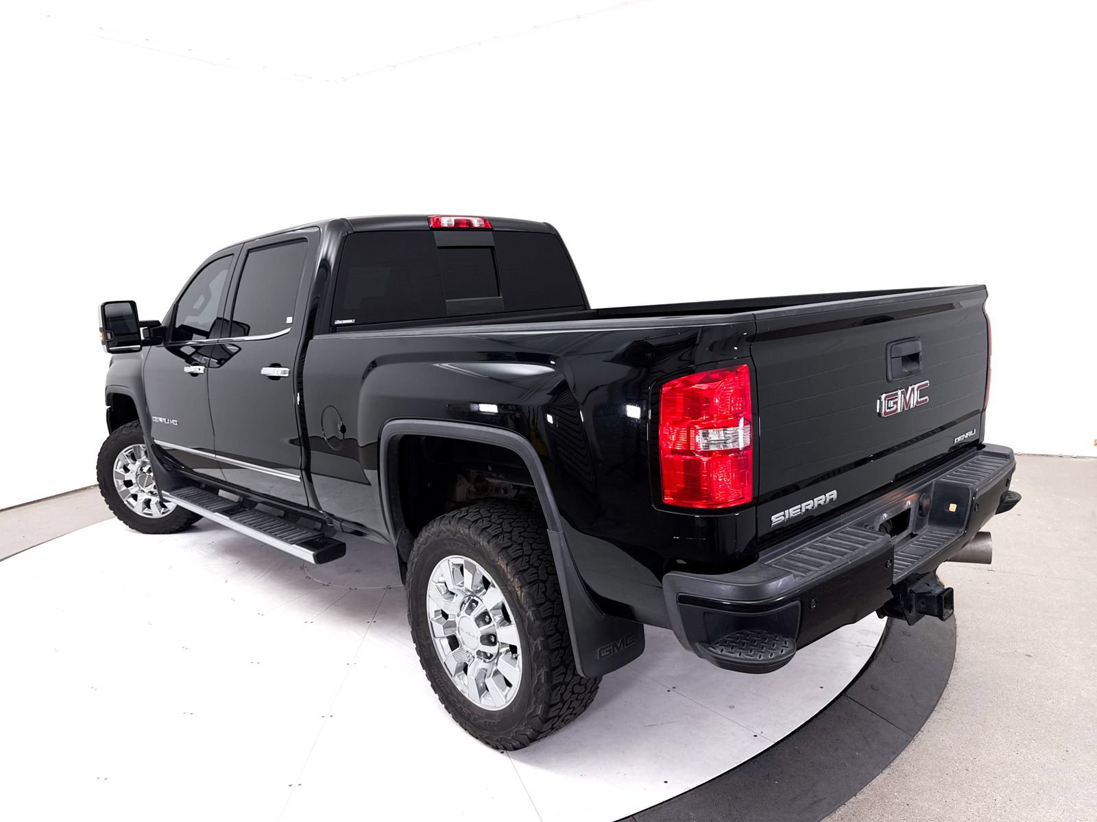 Used 2019 GMC Sierra 2500 Denali AWD/4WD image 2