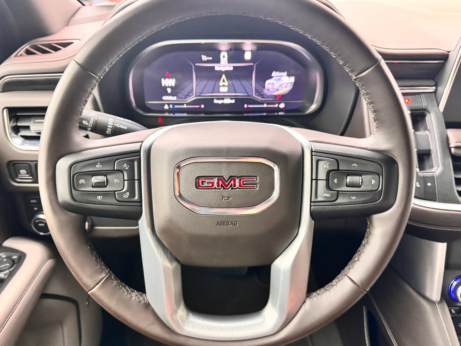 Used 2023 GMC Yukon XL SLT w/ SLT Luxury Package AWD/4WD image 17
