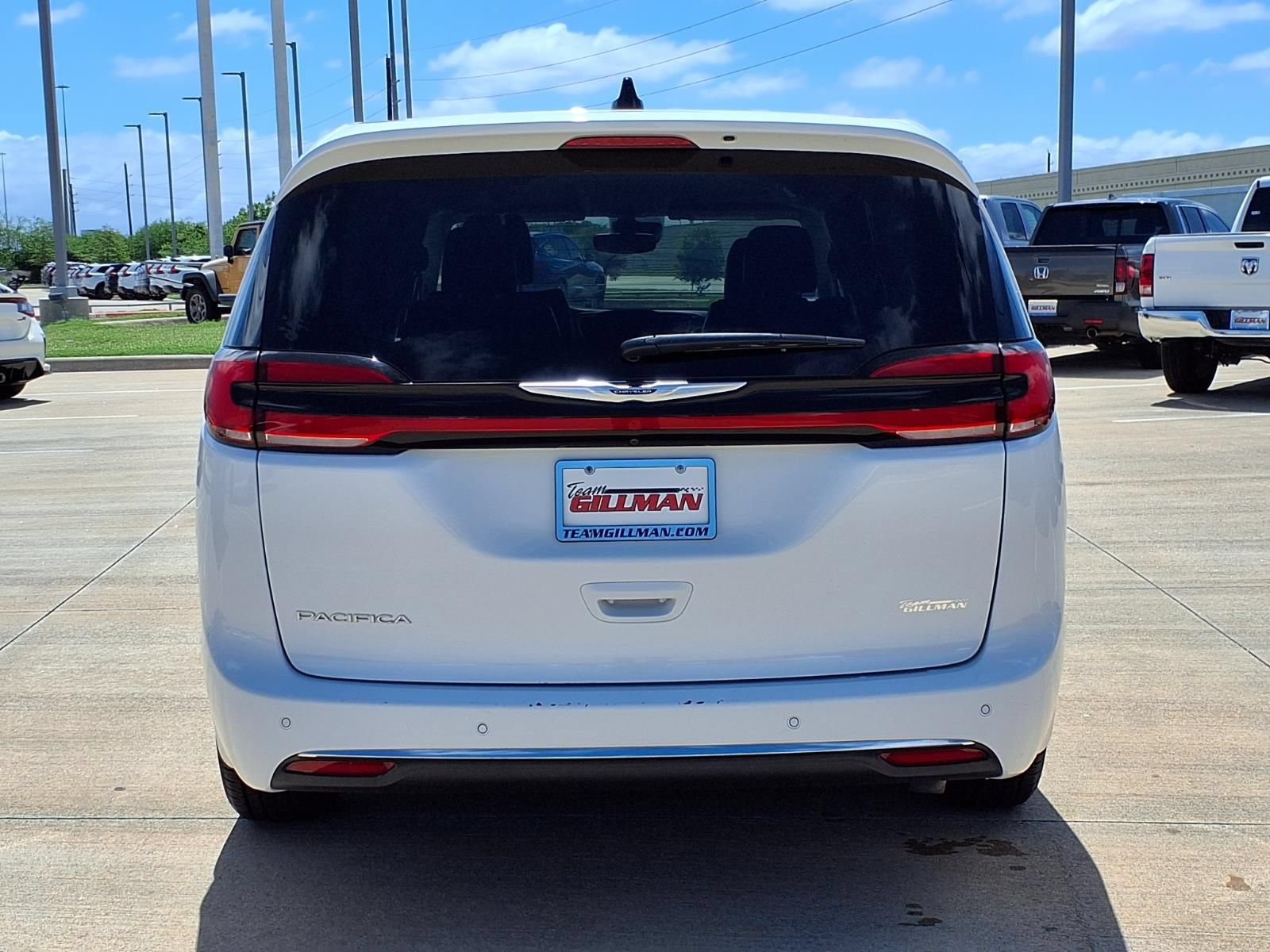 Used 2024 Chrysler Pacifica Touring-L FWD image 6