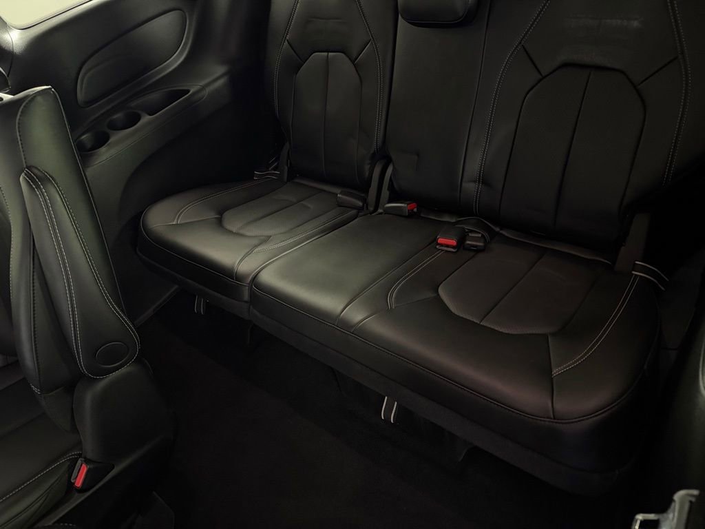 Used 2024 Chrysler Pacifica Select image 28