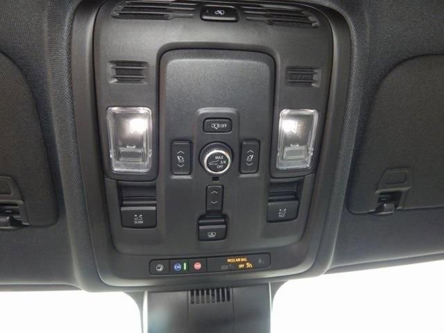 New 2025 Chevrolet Suburban Premier image 27