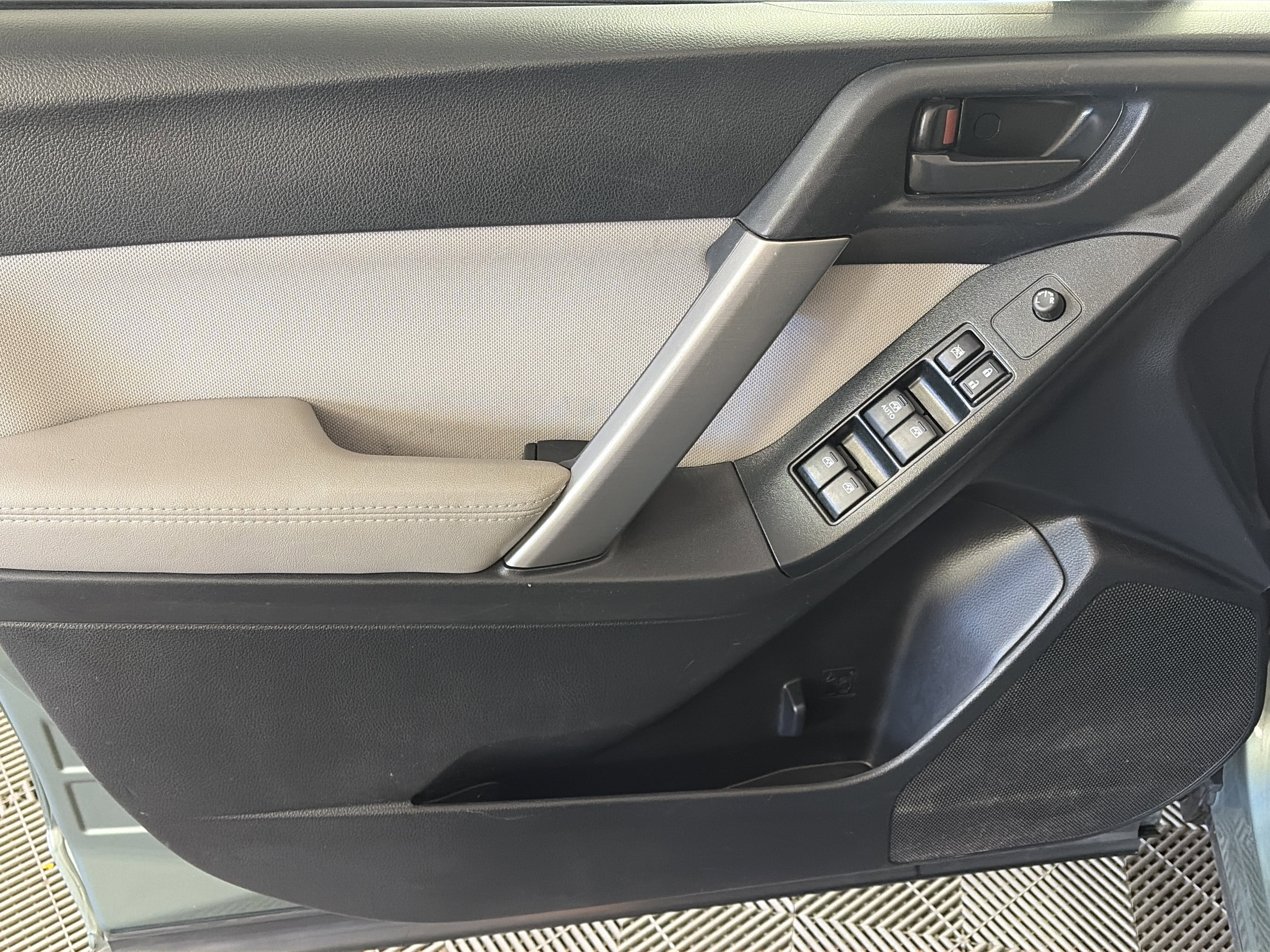 Used 2016 Subaru Forester 2.5i Premium w/ All-Weather Package image 12