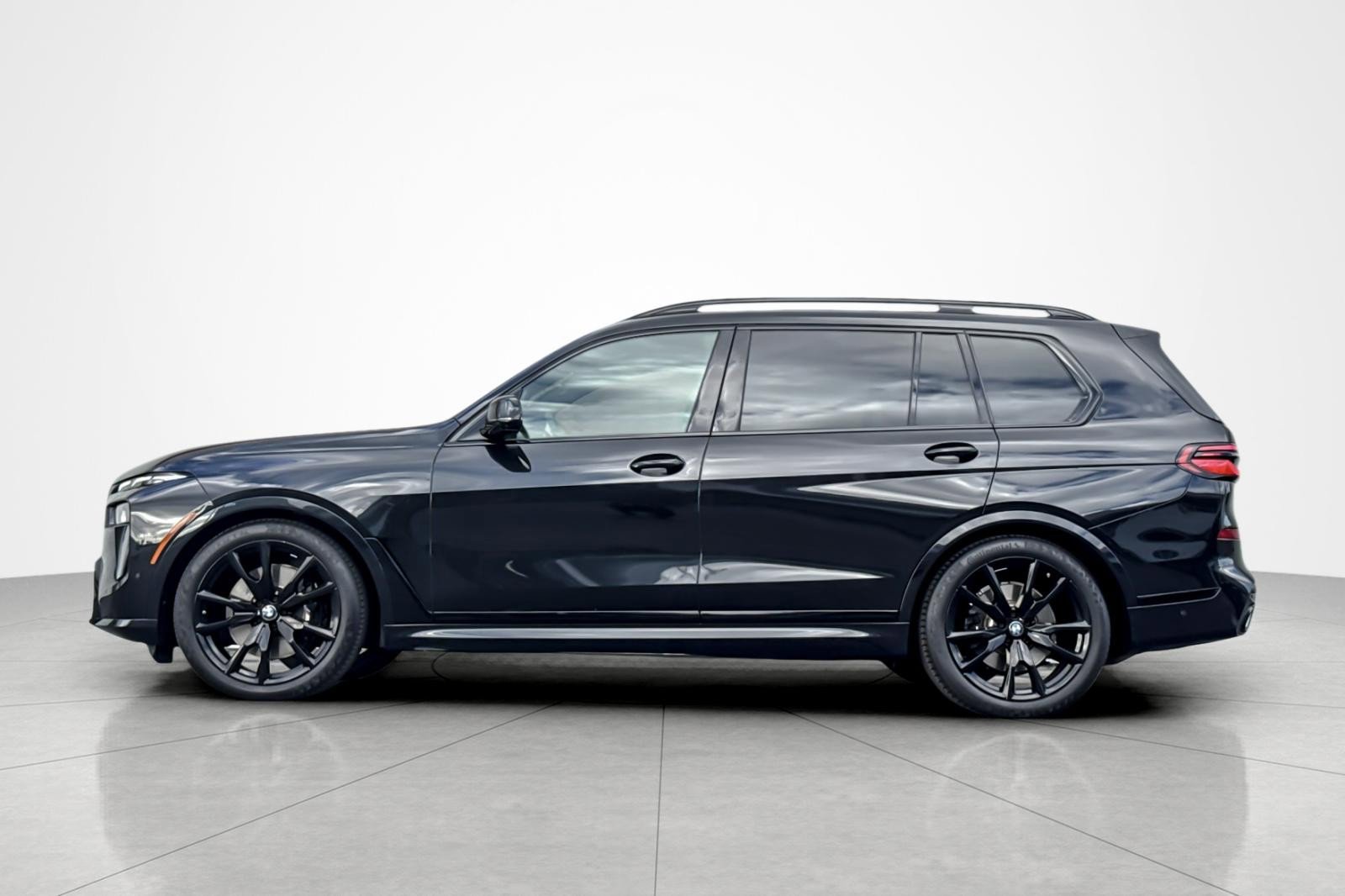 Used 2024 BMW X7 xDrive40i w/ M Sport Package image 2
