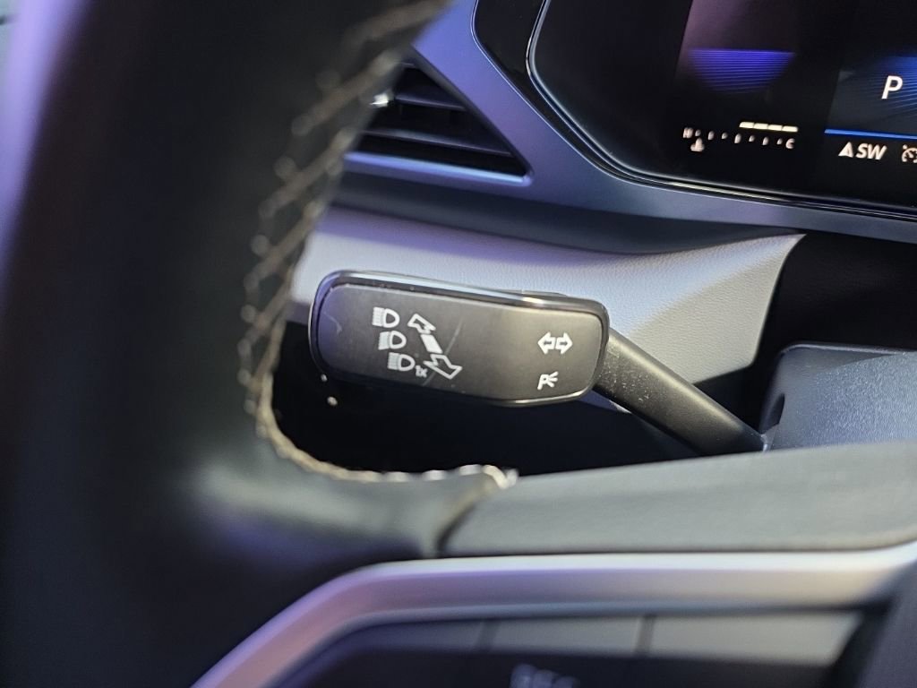 Used 2022 Volkswagen Taos SE w/ Panoramic Sunroof Package image 16