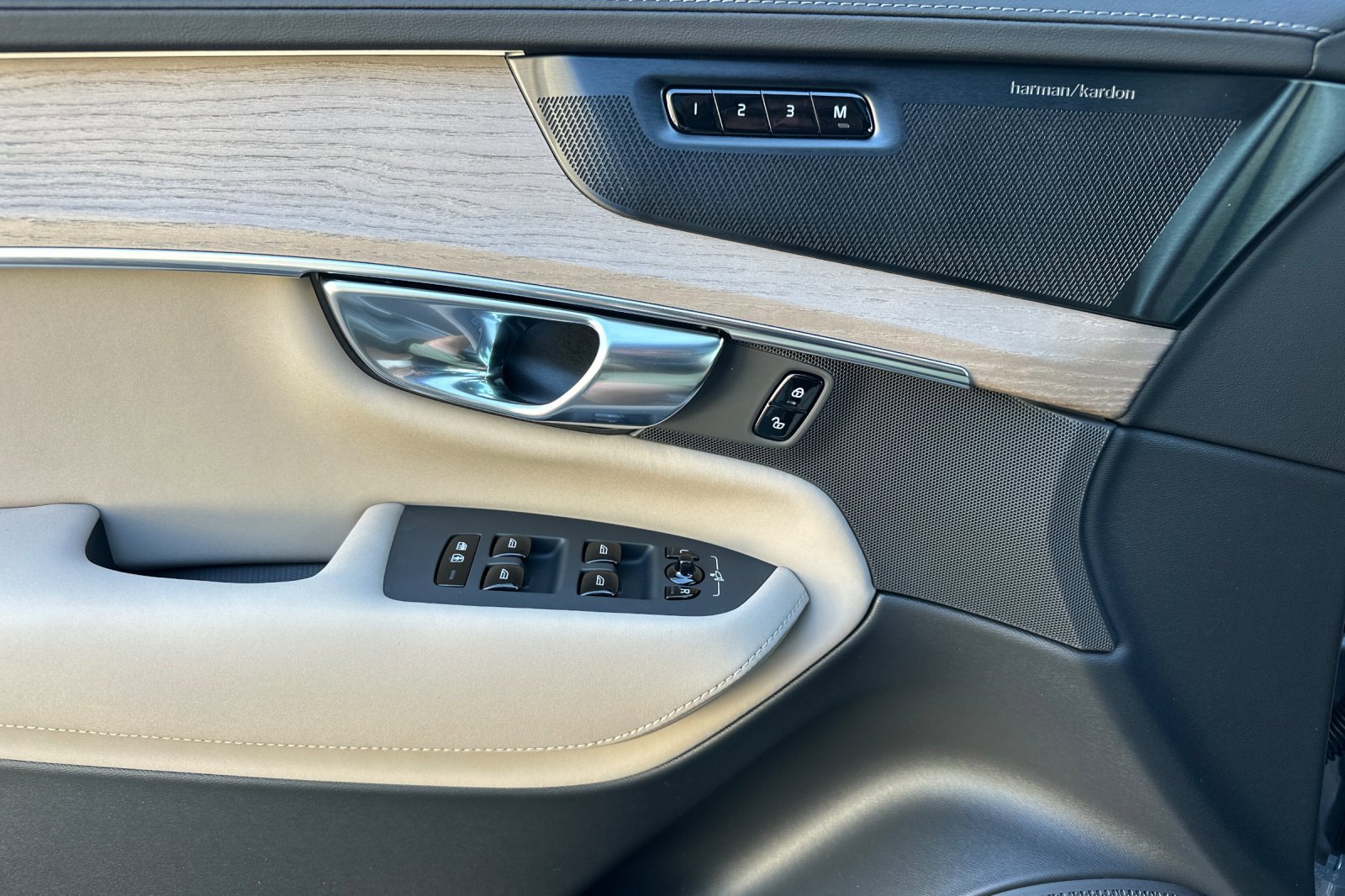 New 2025 Volvo XC90 B6 Ultra image 9