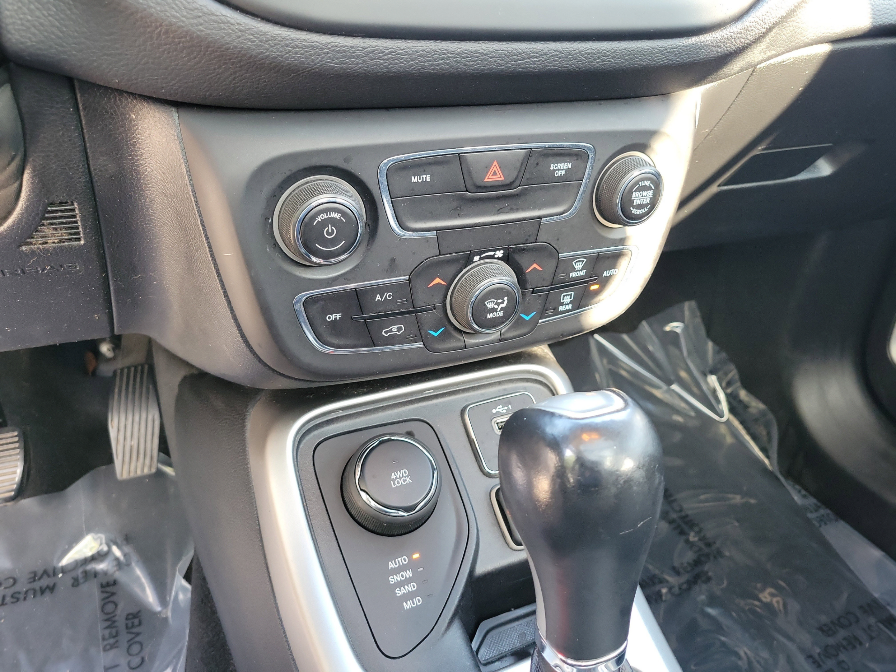 Used 2019 Jeep Compass Latitude w/ Cold Weather Group AWD/4WD image 18