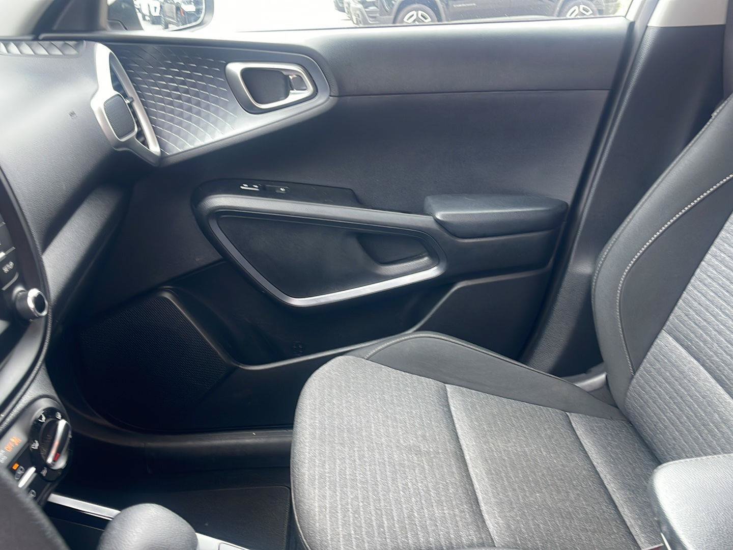 Used 2020 Kia Soul S FWD image 30