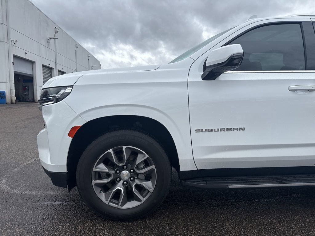 Used 2023 Chevrolet Suburban LT w/ Luxury Package image 5