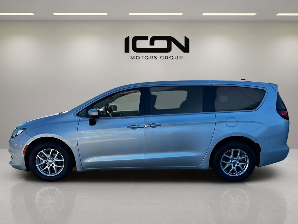 Used 2023 Chrysler Voyager LX image 2