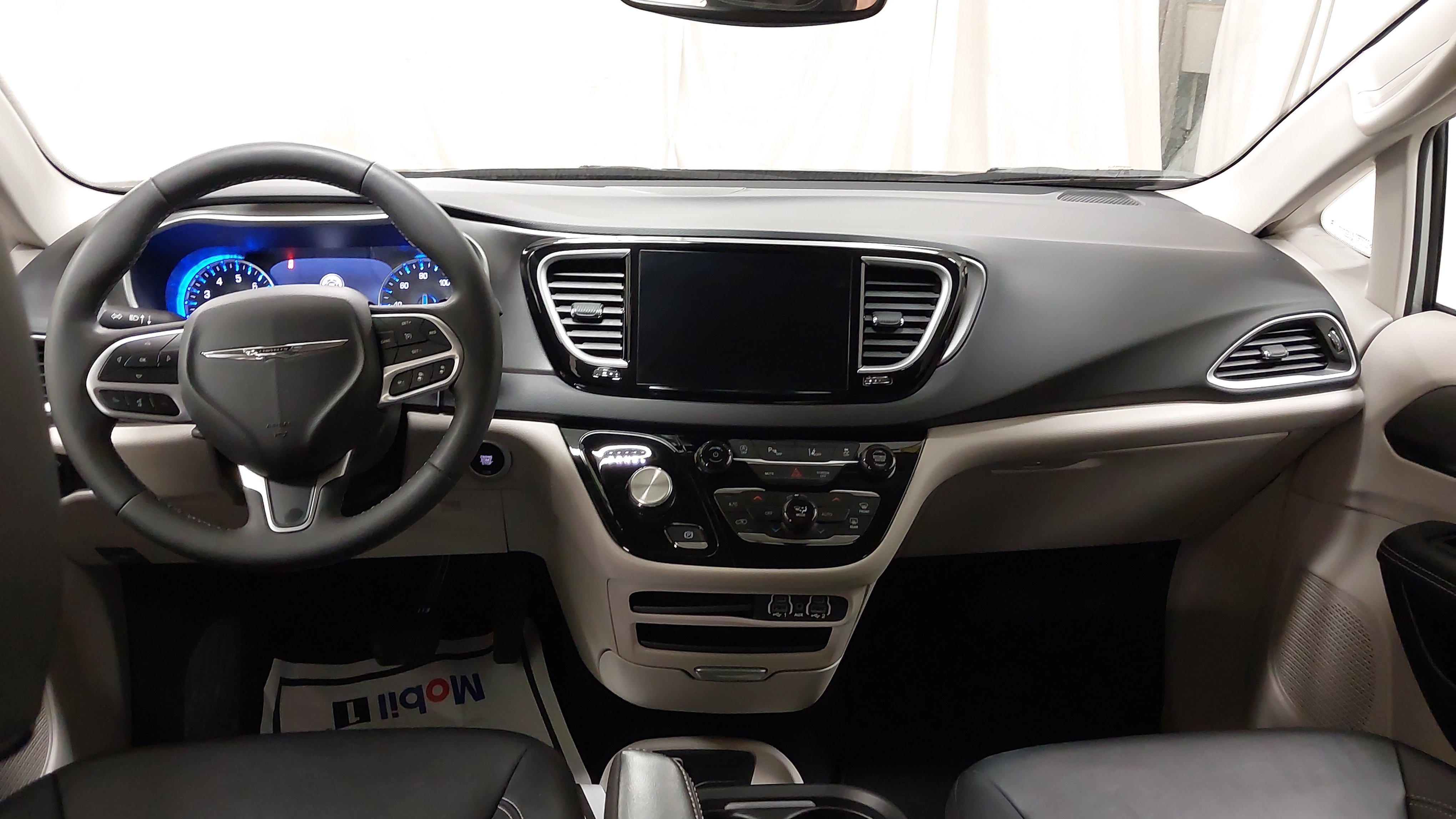 Used 2024 Chrysler Pacifica Touring-L FWD image 26