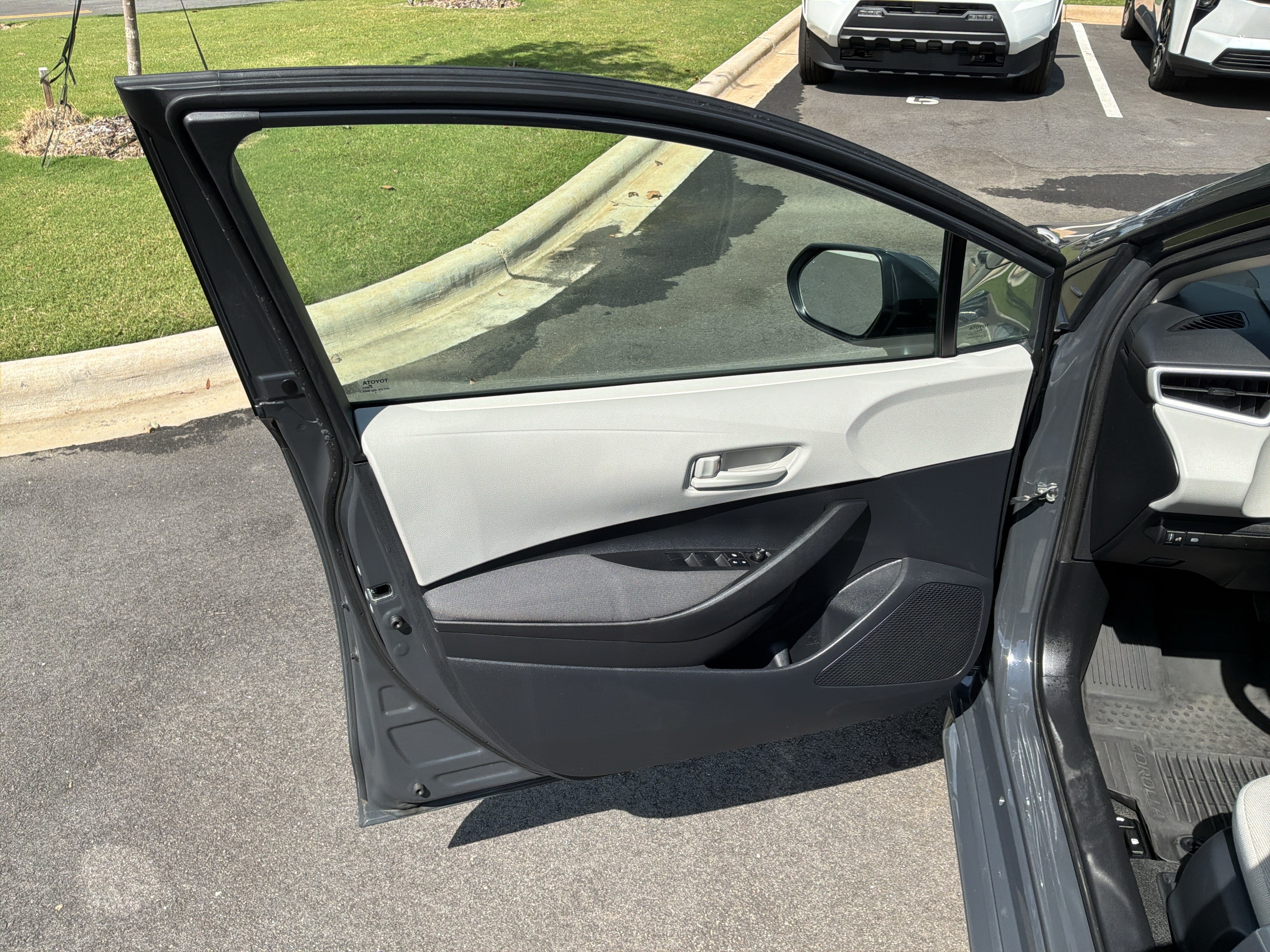 Used 2025 Toyota Corolla LE FWD image 14