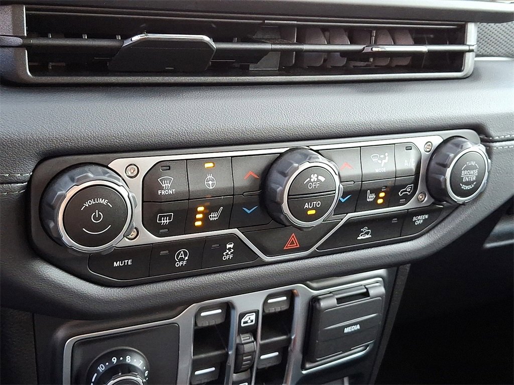 Used 2024 Jeep Gladiator Rubicon w/ Technology Group image 17