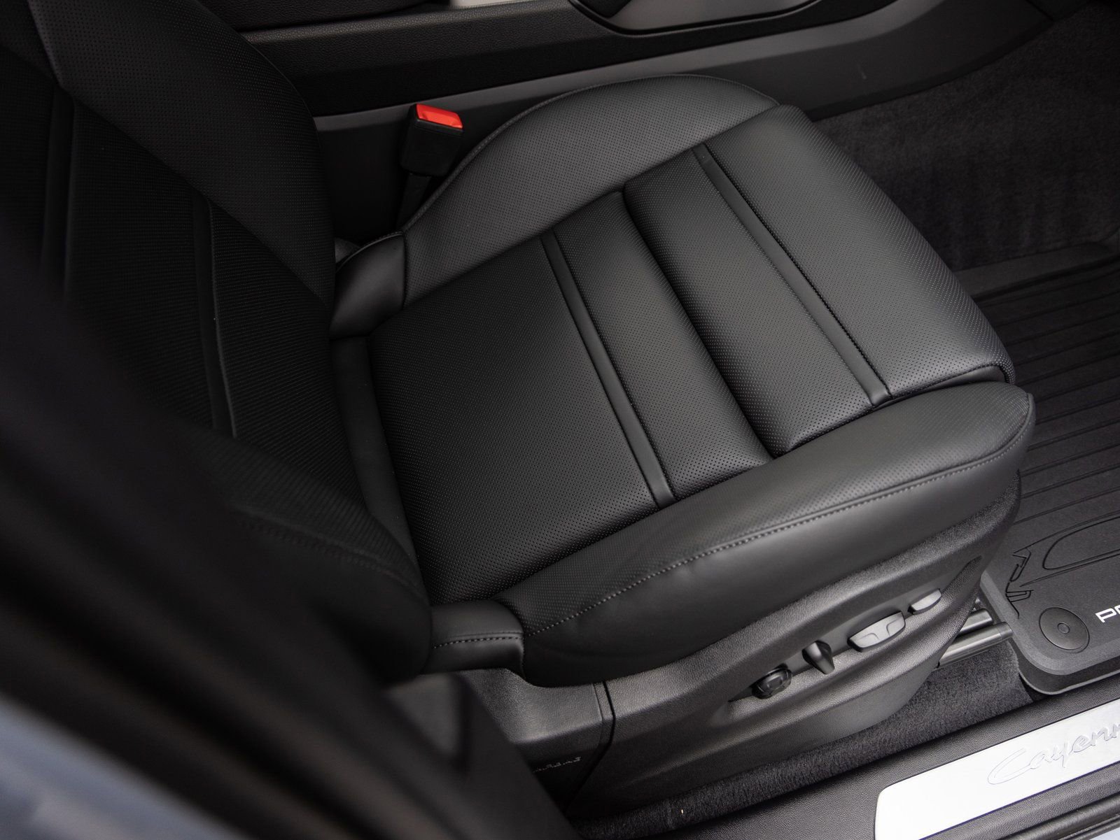 Certified 2026 Porsche Cayenne Coupe image 36