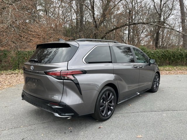 Used 2022 Toyota Sienna XSE image 2