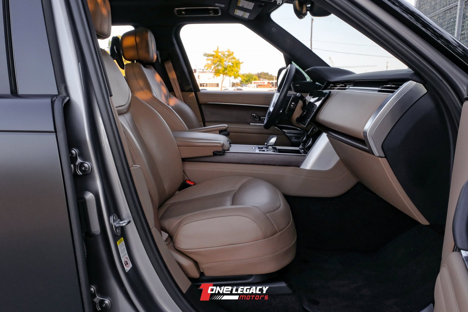 Used 2023 Land Rover Range Rover Long Wheelbase SE image 35