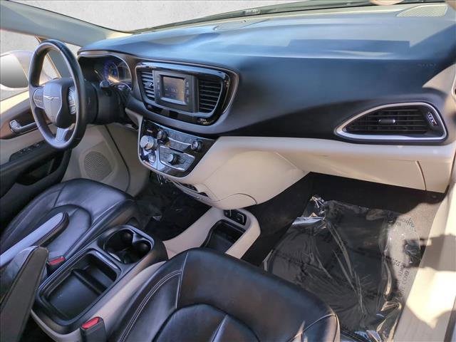 Used 2017 Chrysler Pacifica Touring-L image 20