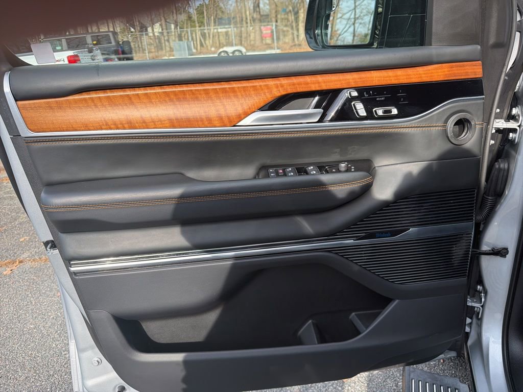 Used 2024 Jeep Grand Wagoneer L Series III image 11