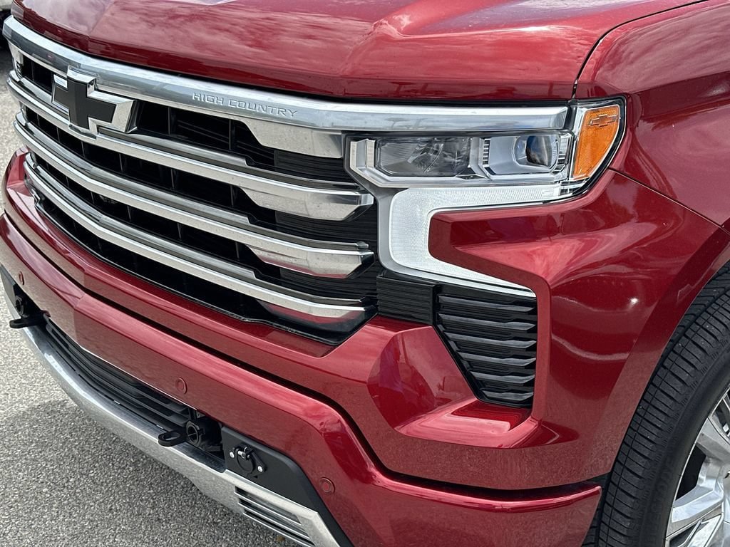 Used 2025 Chevrolet Silverado 1500 High Country w/ Technology Package AWD/4WD image 9