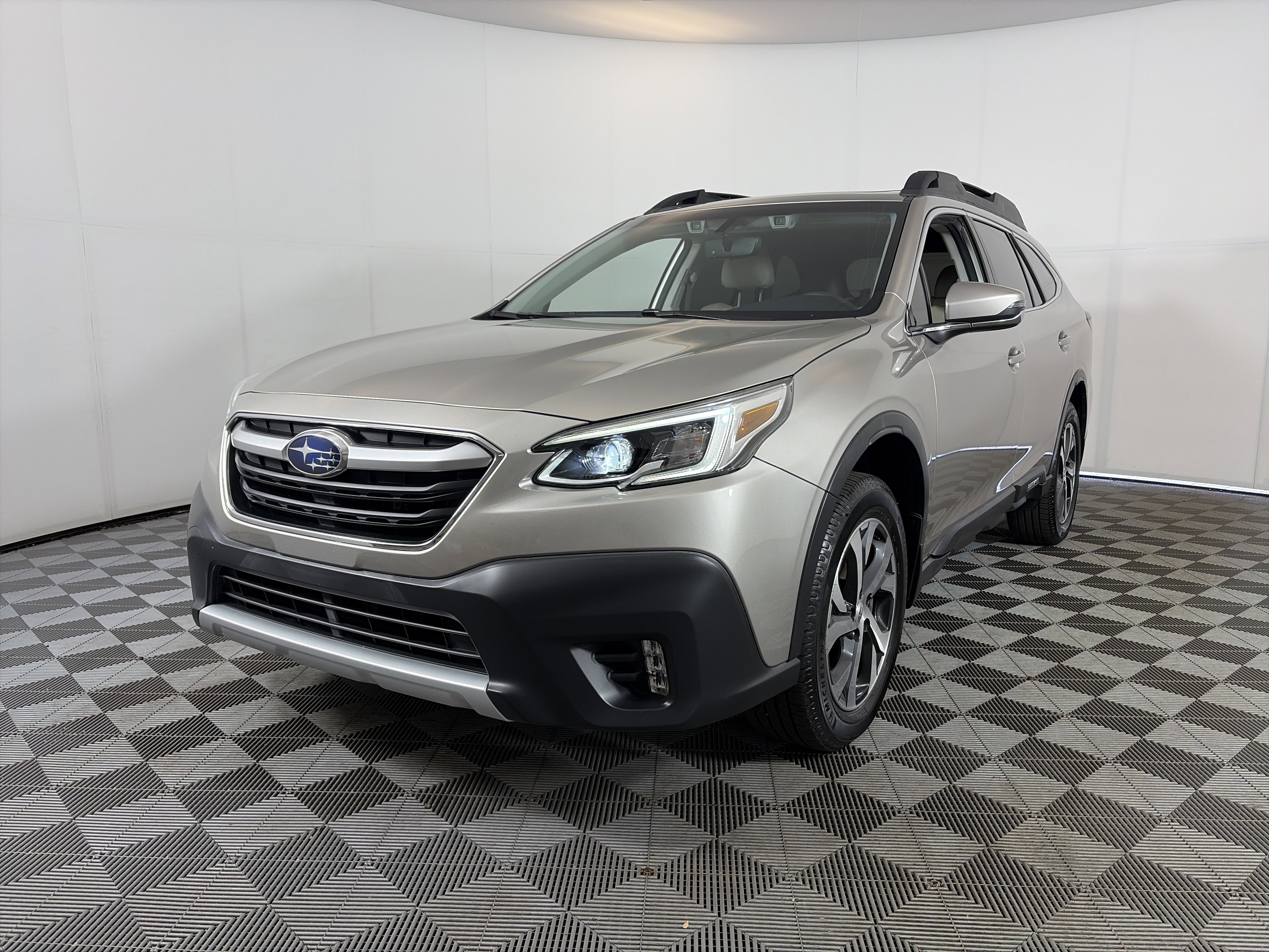 Used 2020 Subaru Outback Limited w/ Popular Package #2 AWD/4WD image 2