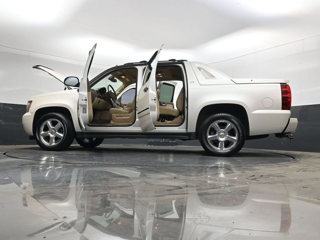 Used 2011 Chevrolet Avalanche LTZ AWD/4WD image 35