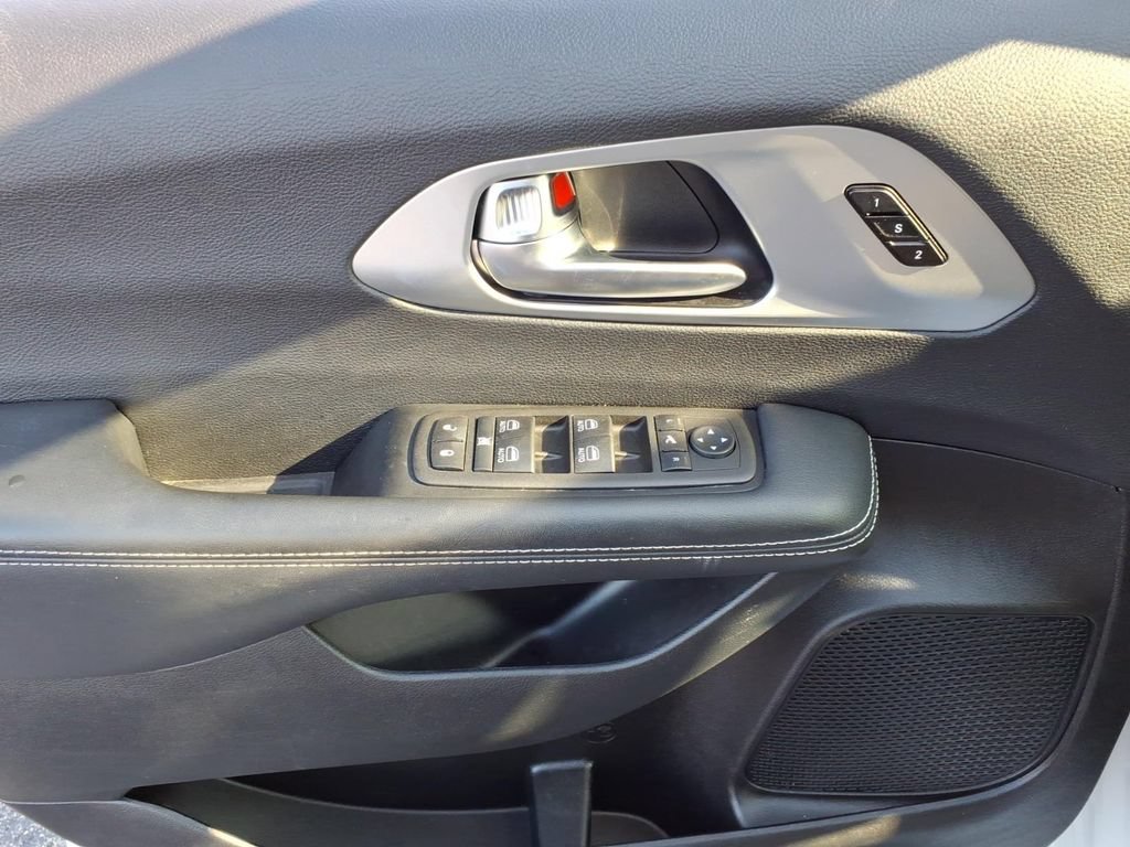 Certified 2025 Chrysler Pacifica Limited FWD image 6