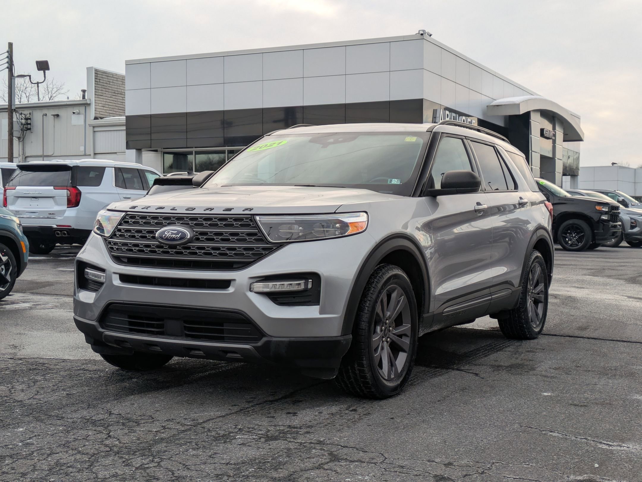 Used 2021 Ford Explorer XLT w/ Equipment Group 202A image 3